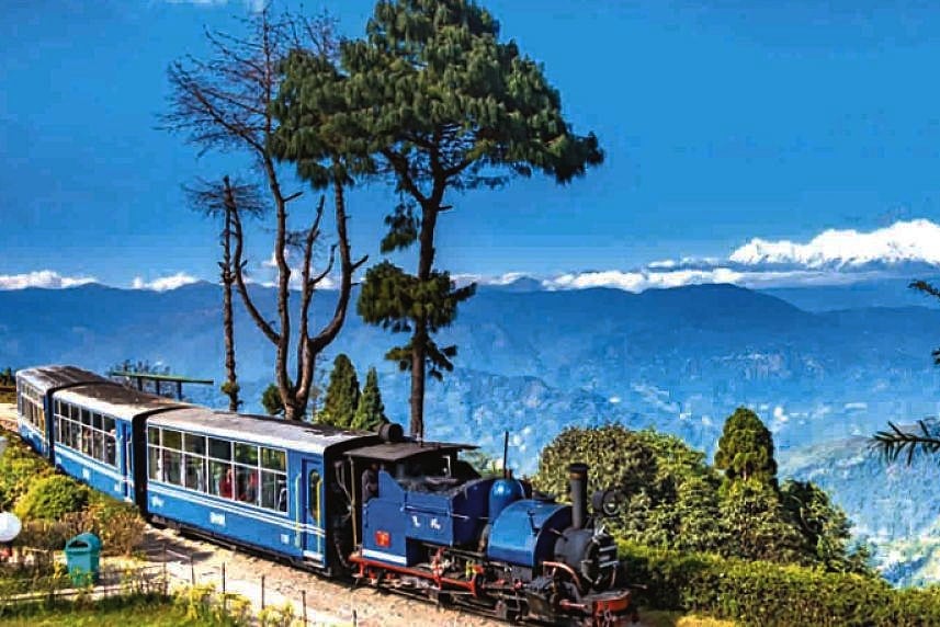 পাহাড়ের মানুষকে নির্বাচনমুখী করতে দার্জিলিংয়ে চালু হলো ‘ডেমোক্রেসি এক্সপ্রেস ট্রেন’