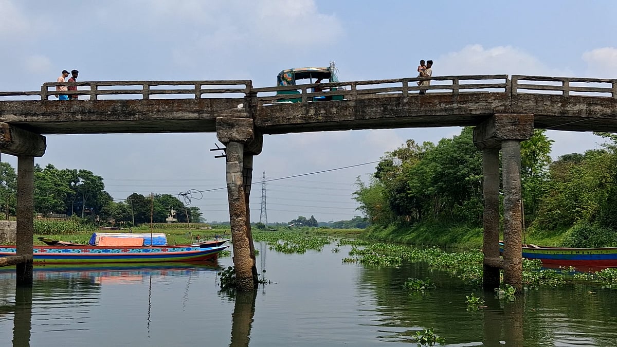 ভারী যান বন্ধ, জীবনের ঝুঁকি নিয়ে সেতু পার হচ্ছেন হাজার হাজার মানুষ