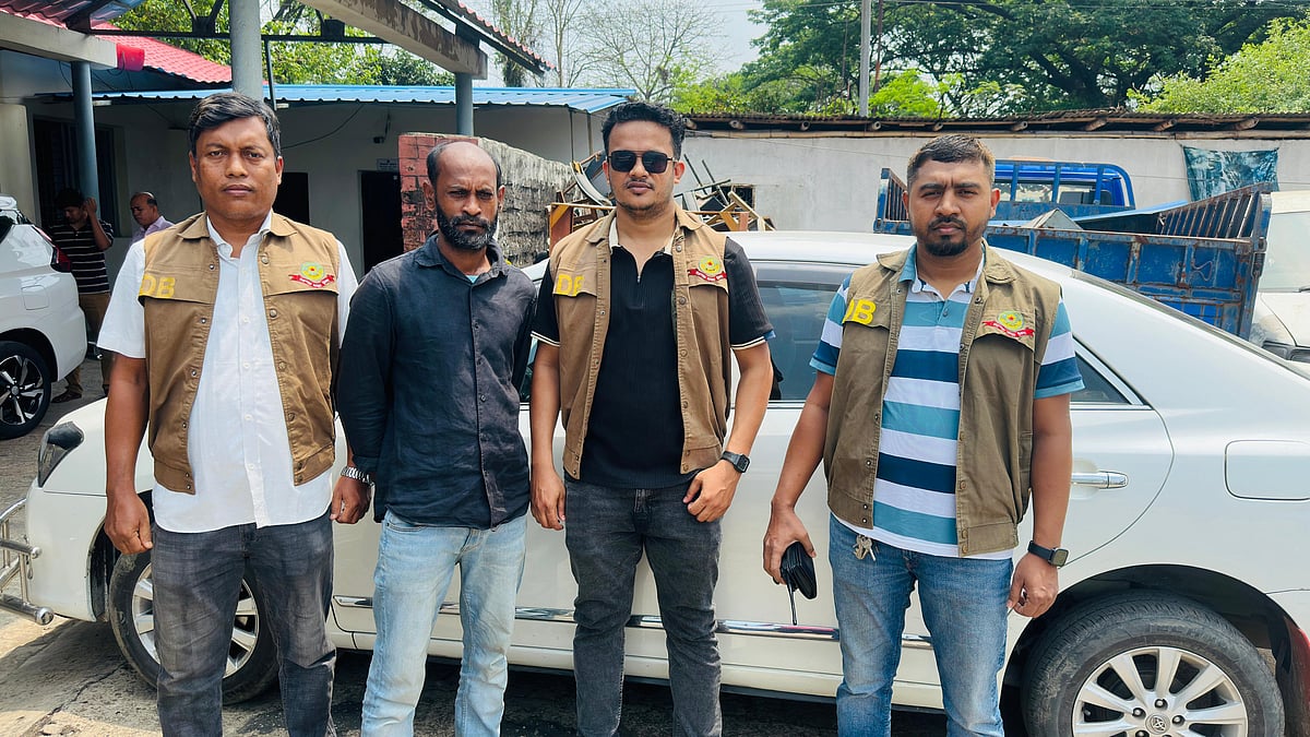 চট্টগ্রামে মামলার ১২ ঘণ্টার মধ্যে প্রাইভেট কার উদ্ধার, ছাঁটাই হওয়া চালক গ্রেপ্তার