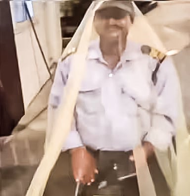 মশারিতে পুরো শরীর ঢেকে ‘ডিউটিতে’ নিরাপত্তা প্রহরী