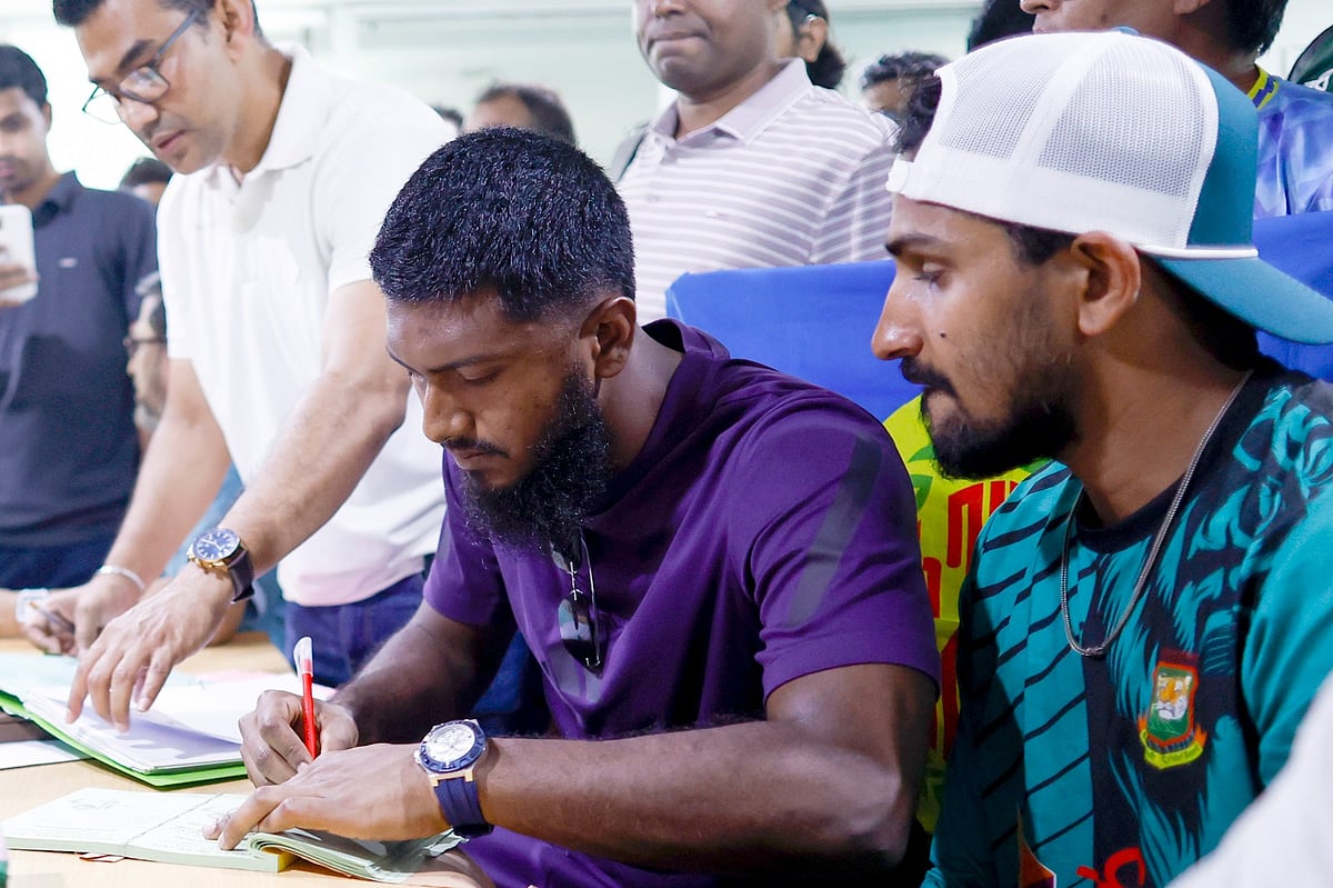 প্রিমিয়ার লিগের দলবদল: এবারও কি শিরোপার লড়াই আবাহনী-মোহামেডানের