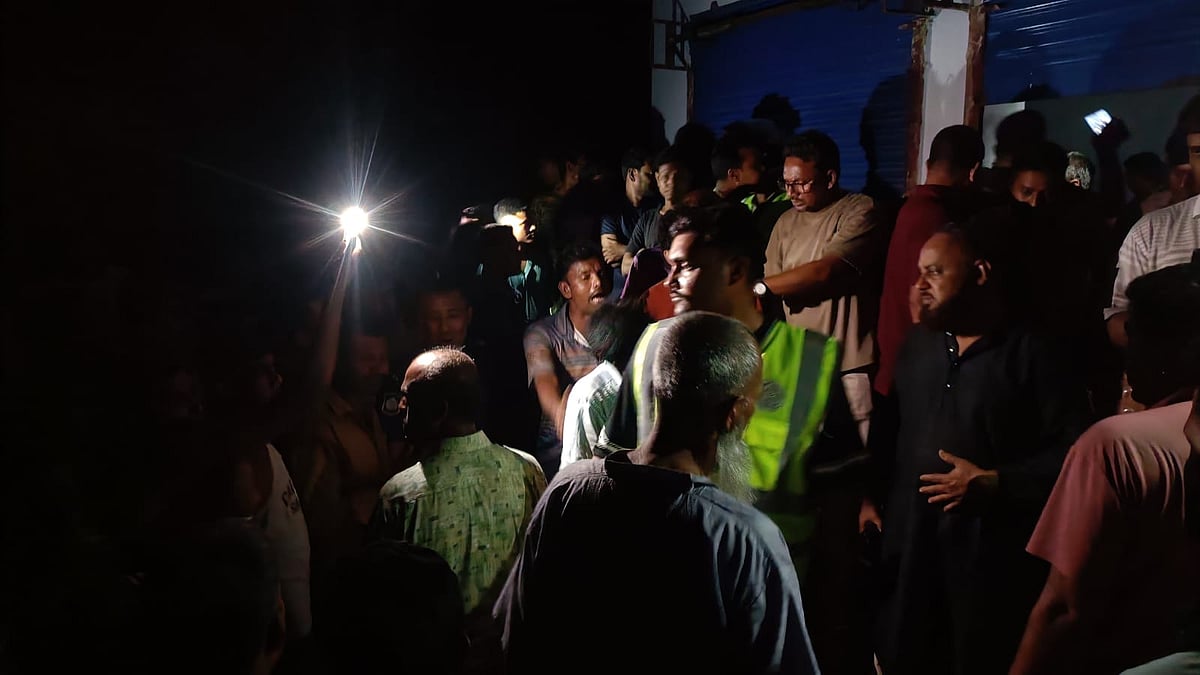 রাজশাহীতে অস্ত্রসহ জনতার হাতে আটক কিশোরকে উদ্ধারে গিয়ে পুলিশ অবরুদ্ধ