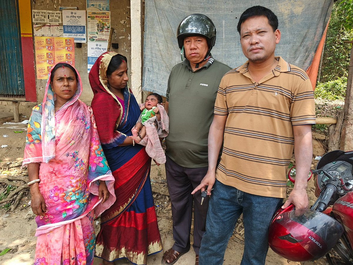 শ্মশানের পাশে পড়ে থাকা রক্তমাখা নবজাতক ফুঁপিয়ে ফুঁপিয়ে কাঁদছিল