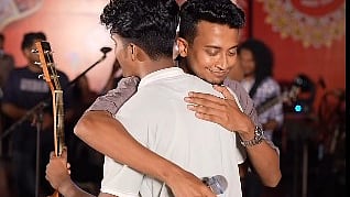 ভক্তকে গিটার উপহার দিচ্ছেন তাসরিফ খান। ছবি: ফেসবুক থেকে