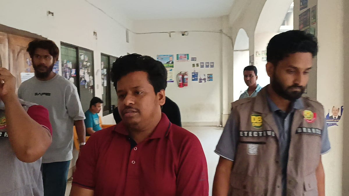 চিফ হুইপকে নিয়ে ফেসবুকে বিভ্রান্তিমূলক তথ্য প্রচারের অভিযোগে যুবক গ্রেপ্তার