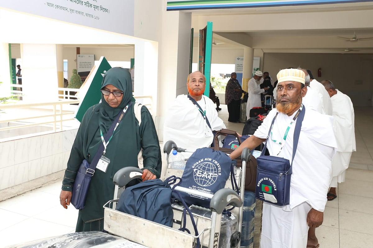 হজ ফ্লাইট শুরু, এ বছর যাচ্ছেন সাড়ে ৭৮ হাজার বাংলাদেশি