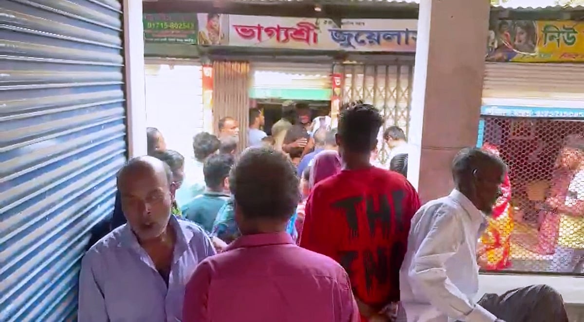 মাদারীপুরে ৬টি সোনার দোকানে ডাকাতি, পাশের দোকান থেকে লুট হয়েছে সিগারেট