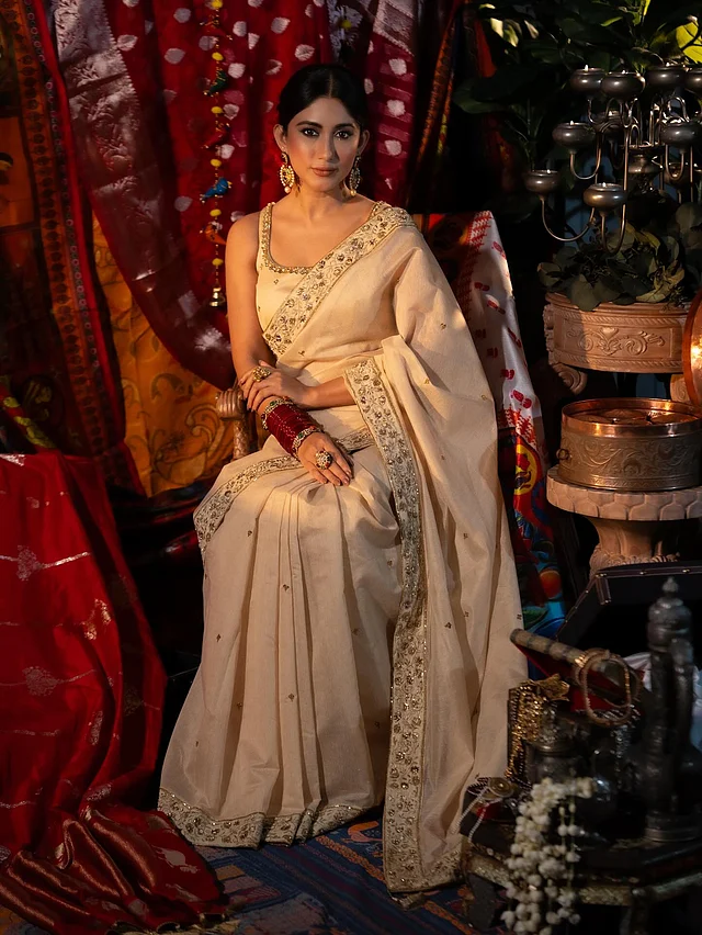 সাফিয়া সাথীর ডিজাইন করা ক্রিমরঙা আভিজাত্যপূর্ণ কারুকাজ করা শাড়ি ও ম্যাচিং ব্লাউজ পরেছেন সাফা