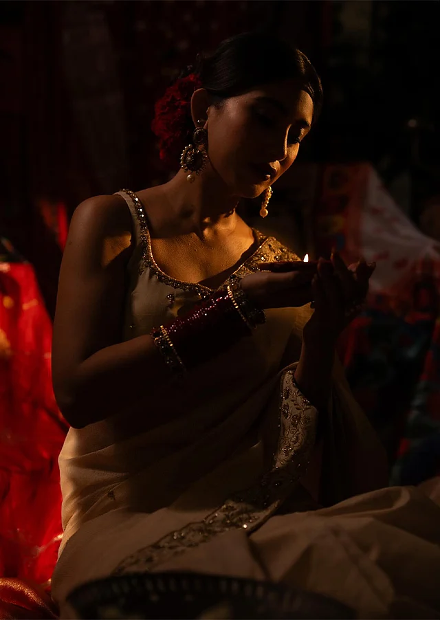 আলো-আঁধারি পুরো লুককে দিয়েছে অন্য মাত্রা