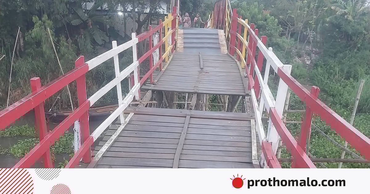 সেলাইয়ের মজুরি নিয়ে কথা–কাটাকাটির জেরে খুলে নেওয়া হলো সেতুর কাঠ সেলাইয়ের মজুরি নিয়ে কথা–কাটাকাটির জেরে খুলে নেওয়া হলো সেতুর কাঠ