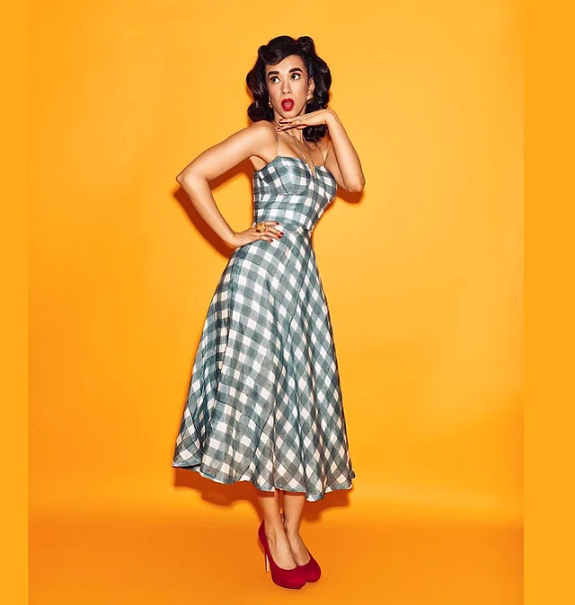 স্ট্র্যাপলেস চেকার্ড ড্রেসে ওল্ড হলিউড চার্ম 