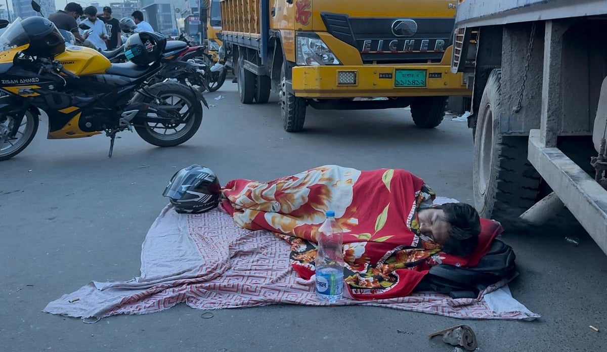 রাতভর অপেক্ষায় থাকতে থাকতে সড়কেই কাঁথা বিছিয়ে শুয়ে পড়েন রিফাত খান। ভোরেও তাঁর ঘুম ভাঙছিল না। মিরপুরের সুমাত্রা ফিলিং স্টেশনে।