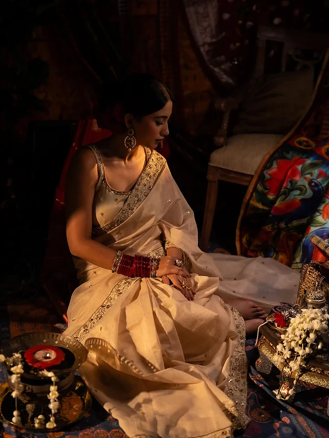 একই সঙ্গে আকর্ষণ ও আভিজাত্য ফুটে উঠেছে সাফার লুকে 