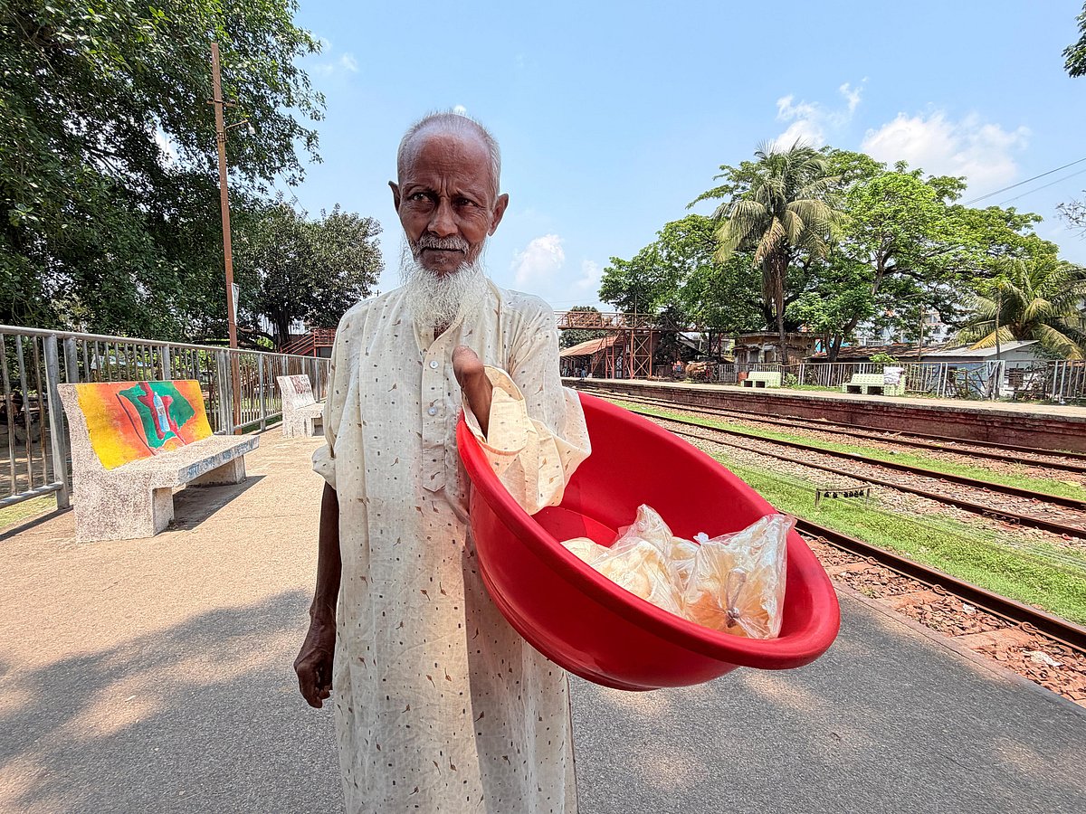 কারখানায় হাত হারিয়েছিলেন, চার দশক ধরে পাঁপড় বিক্রি করেন সামাদ
