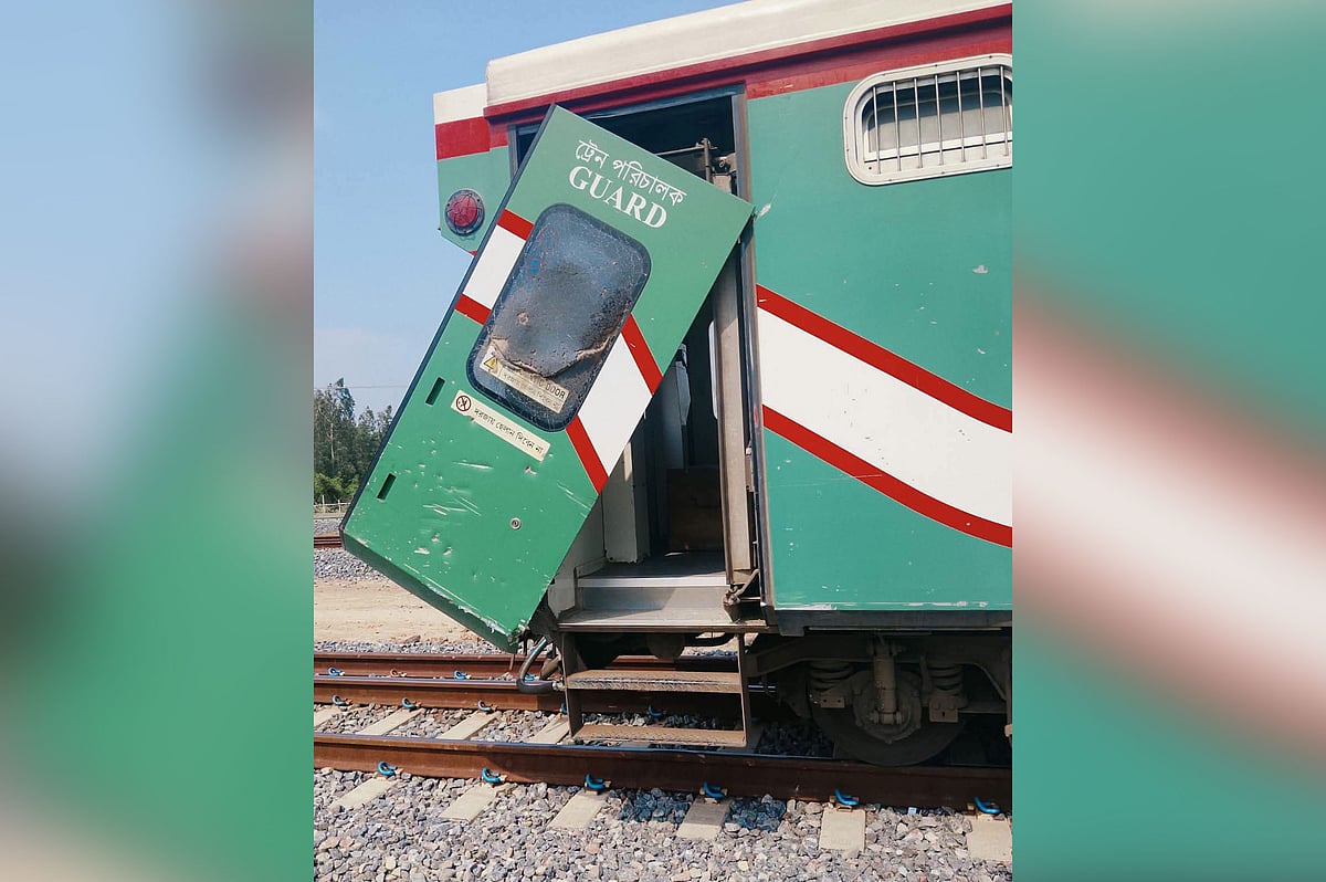 ট্রাকের সঙ্গে ধাক্কা লেগে পড়ে গেল কক্সবাজারগামী পর্যটন এক্সপ্রেসের চারটি দরজা