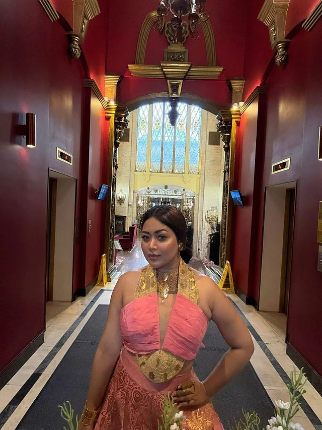 এই স্টেটমেন্ট পিসটিকে বেনারসির বুননশৈলীর একটি বিমুর্ত প্রতিফলন বলা যেতে পারে