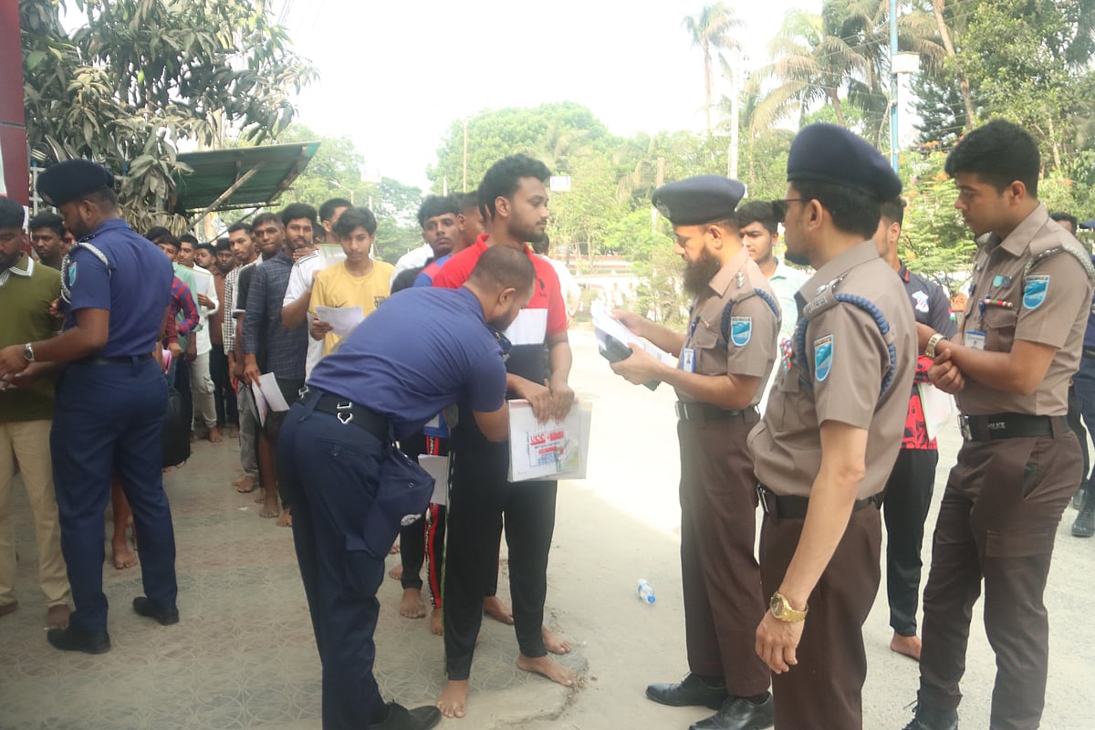 গেটের বাইরে প্রার্থীদের প্রবেশপত্র যাচাই ও দেহ তল্লাশি করে দেখা হচ্ছে 