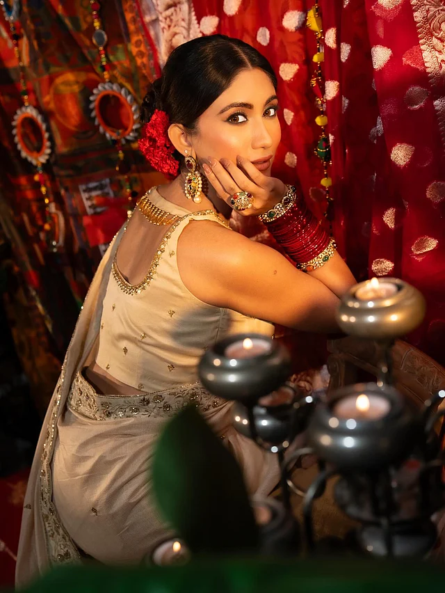 স্লিভলেস ব্লাউজের ফিটিং চমরকার। লো ব্যাকের ওপরে এক্সটেনশনটি নজর কাড়ছে 