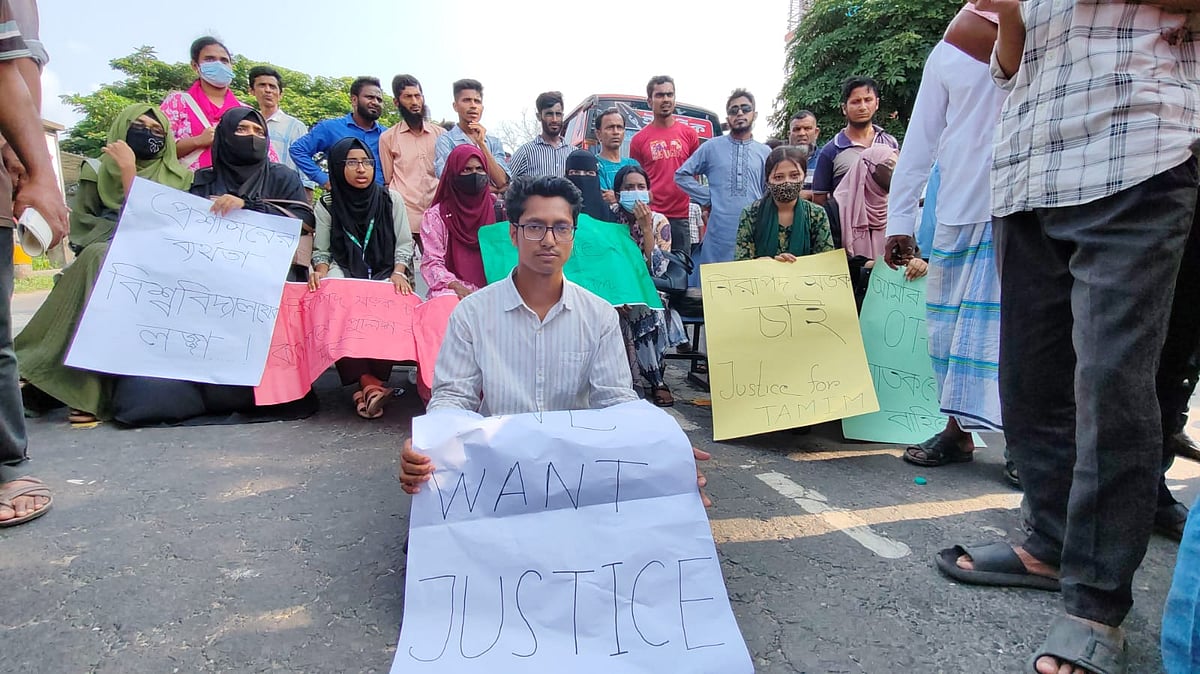 সড়ক দুর্ঘটনায় শিক্ষার্থী আহত, প্রতিবাদে বরিশাল-কুয়াকাটা মহাসড়ক অবরোধ