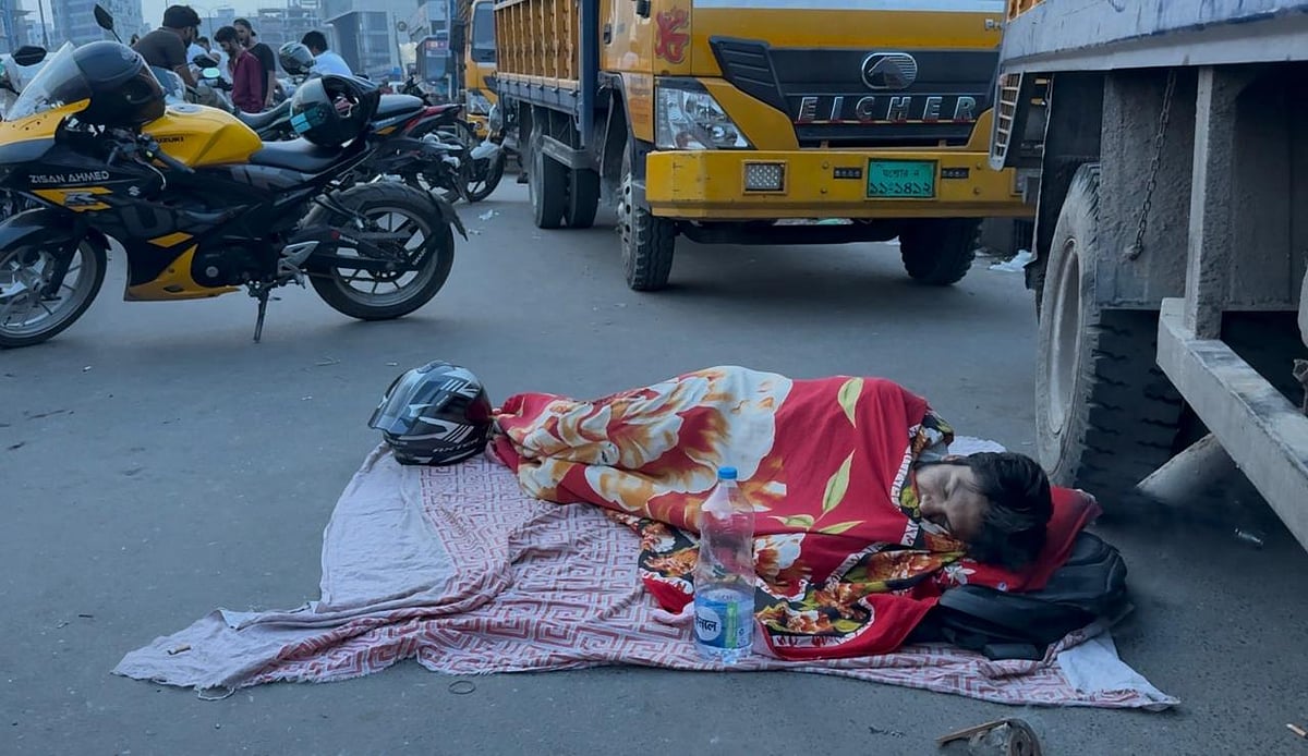 ১৬ ঘণ্টাতেও তেল পাননি, তাই পাম্পের কাছে রাস্তাতেই বিছানা পেতে ঘুমাচ্ছেন তিনি