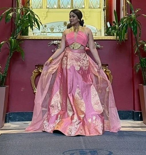 অনবদ্য ‘বেনারসি প্রিন্সেস’ লুকে অভিনেত্রী ভাবনা