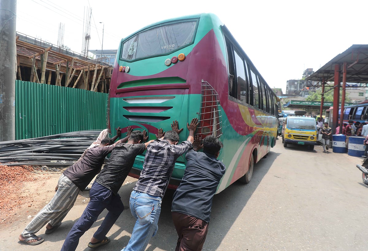 মূল্যবৃদ্ধির পরও তেলের জন্য দীর্ঘ সারি