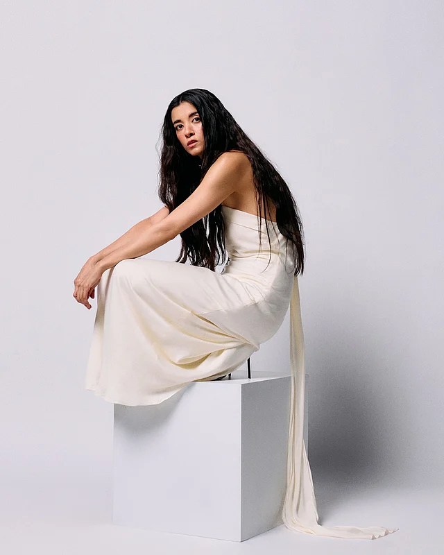 ক্লাউড ড্যান্সার গাউনে স্কোয়াট পোজে সাবা