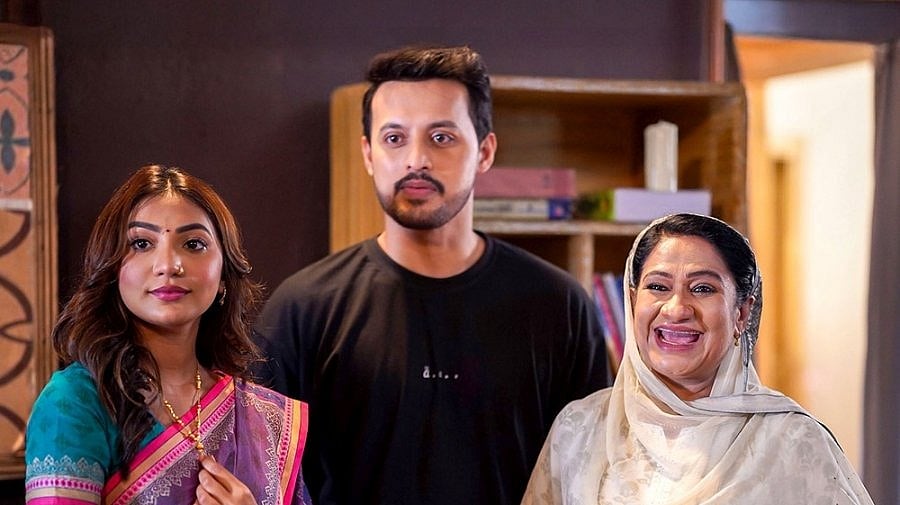 ঘাড় ঘুরিয়ে অটোরিকশাচালক বলে,  ‘এটা আমাদেরই গল্পের মা আপনি!’