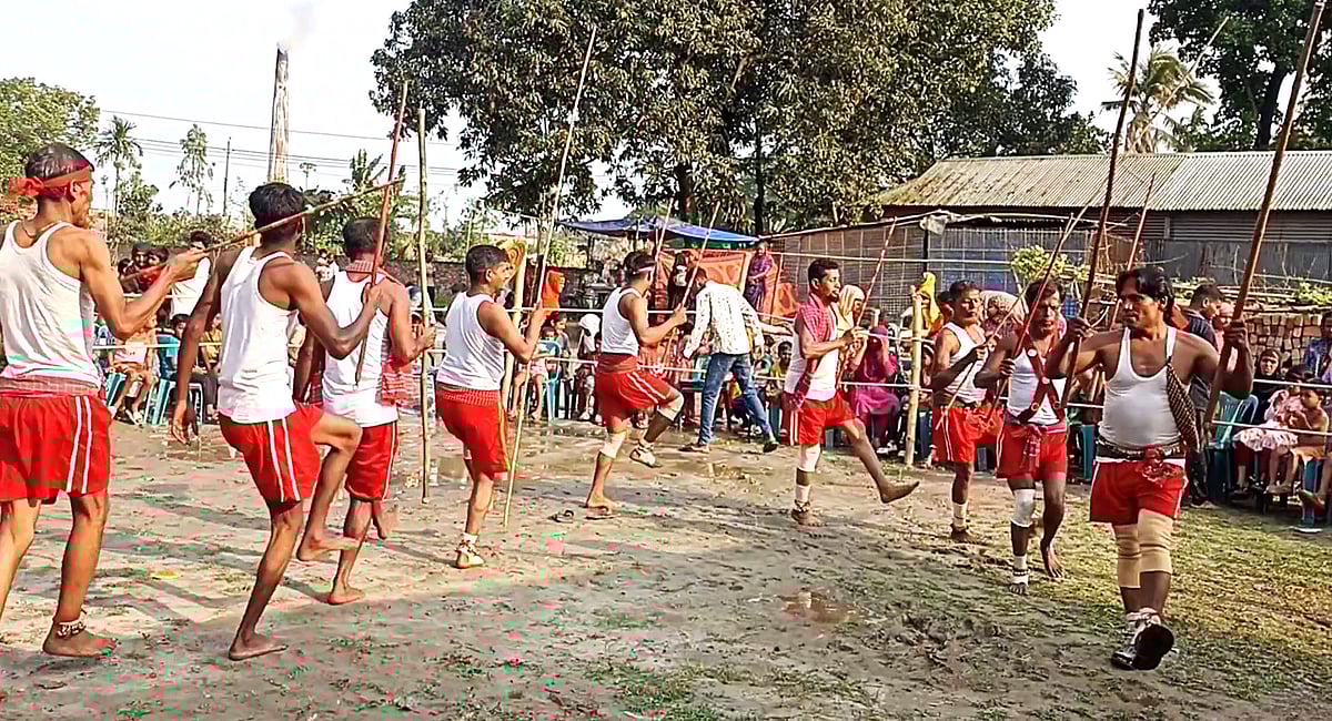 লাঠির ঘূর্ণি ও শারীরিক কসরতে মুগ্ধ দর্শক