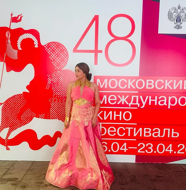 ফেব্রিকের ব্যবহারে শাড়ির ড্রেপিংয়ের প্রভাব আছে