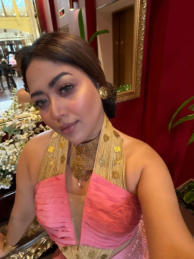 আদি সৌন্দর্যকে না ভেঙে বরং এর নতুন ব্যাখ্যা করা হয়েছে ব্লাউজটির নকশায়