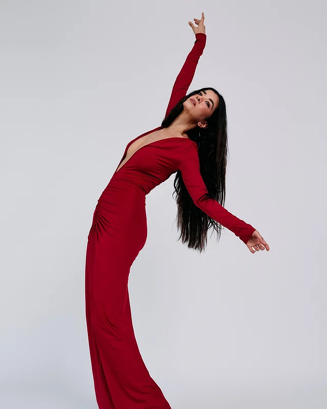 এক্সট্রিম ডিপনেক লাল ফুলস্লিভ বডিকন ড্রেসে সাবা