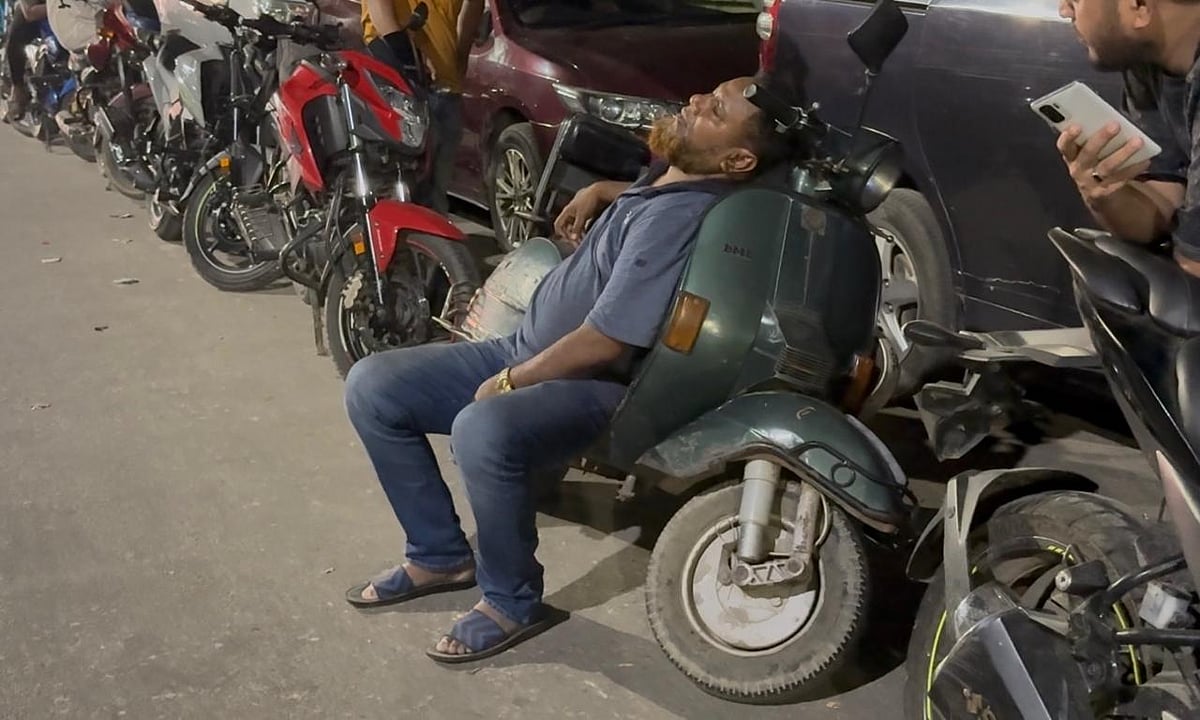 তেলের অপেক্ষায় রাতের ঘুমও এখন ফিলিং স্টেশনে