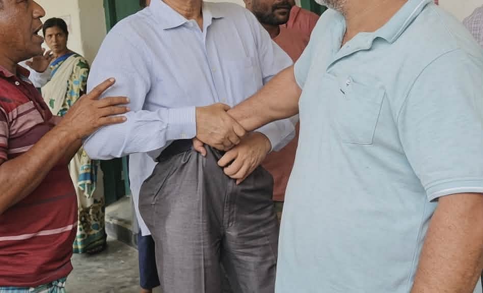 রায়পুরায় ‘মব’ সৃষ্টি করে অধ্যক্ষকে টেনেহিঁচড়ে বের করে দেওয়া হলো প্রতিষ্ঠান থেকে