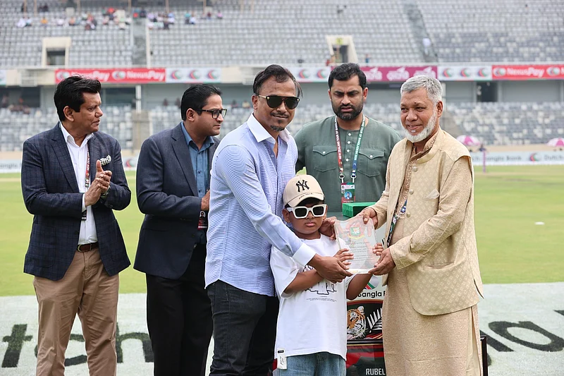 রুবেলকে দেওয়া হয় সম্মাননা ক্রেস্ট