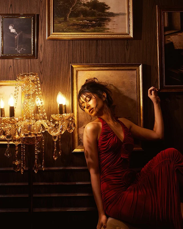 হলটারনেক লাল ড্রেসে সারা ওল্ড হলিউড চার্ম 