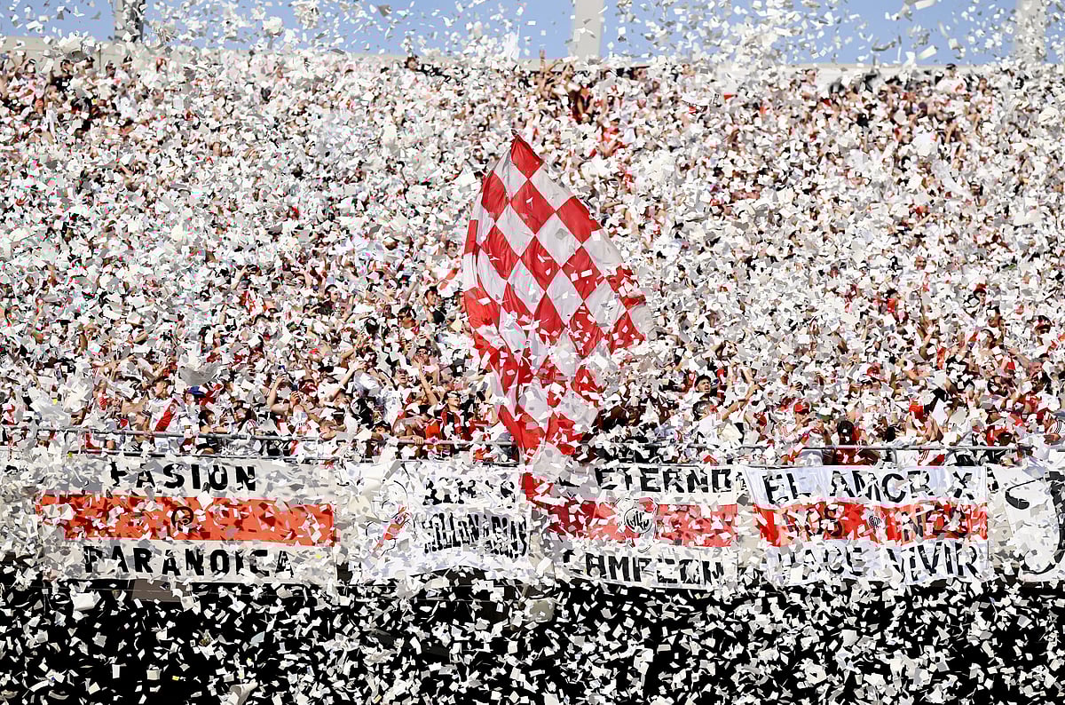 বোকা জুনিয়র্সের বিপক্ষে ম্যাচে ৫২ টন কনফেত্তি ওড়ালেন রিভার প্লেটের দর্শকেরা