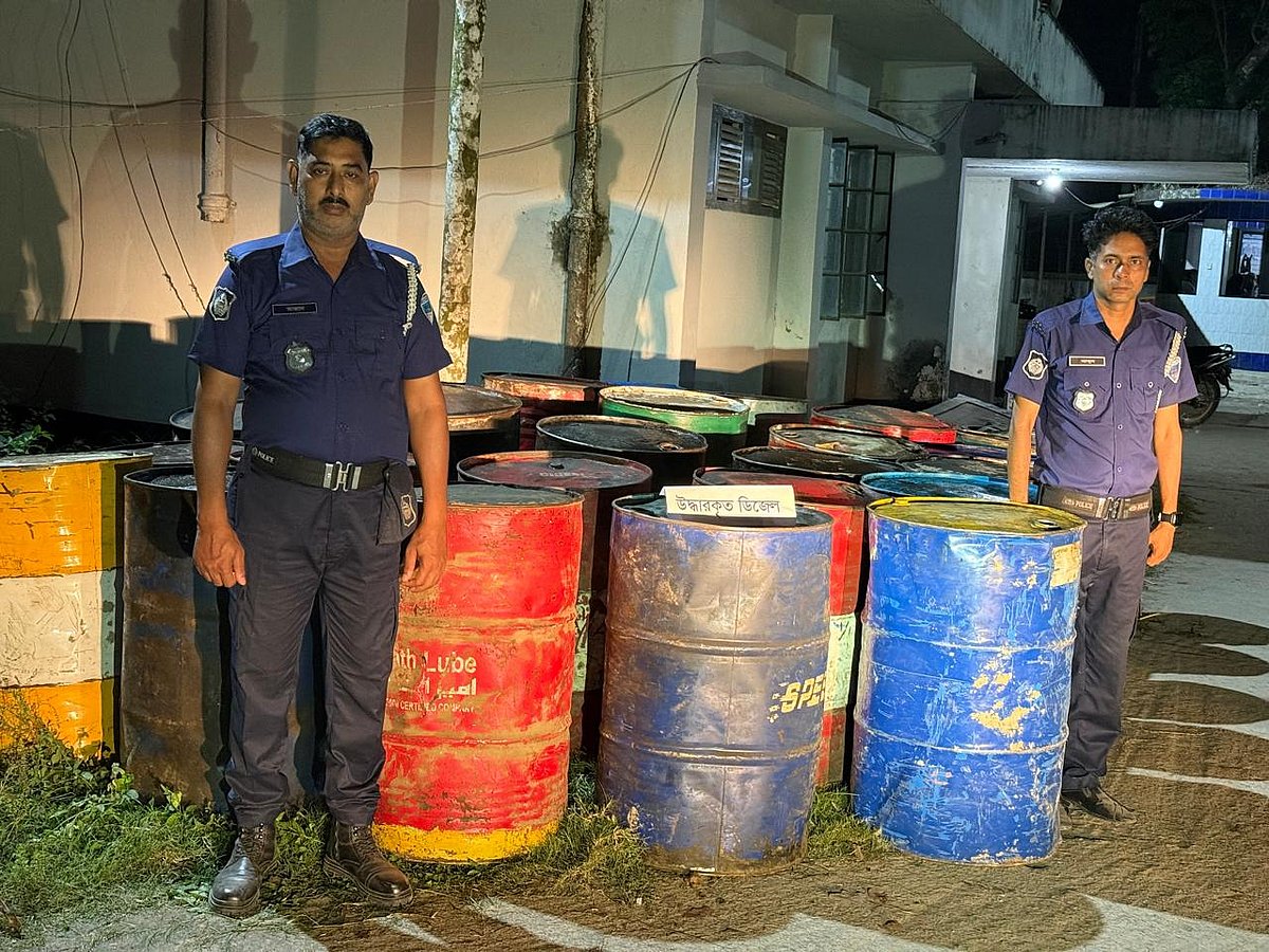 লক্ষ্মীপুরে ডিজেলভর্তি ২৪টি ড্রাম জব্দ, গ্রেপ্তার ১