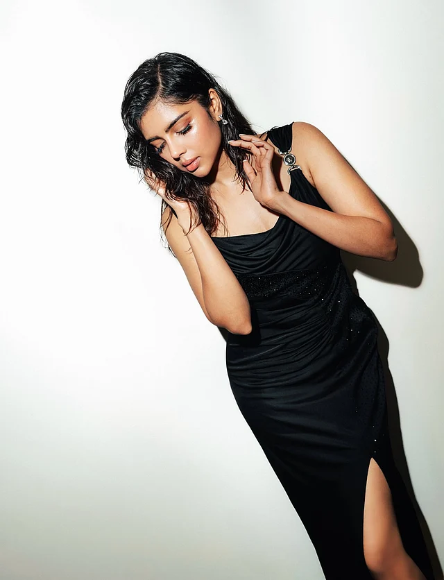 হাই থাই স্লিট কালো ড্রেসে ওয়েট লুকে কল্যাণী