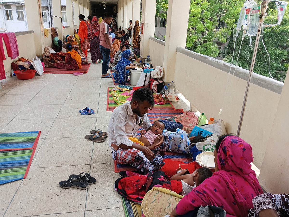 হামের উপসর্গ নিয়ে এখনো বারান্দা ও সাধারণ রোগীদের সঙ্গে চিকিৎসা নিচ্ছে শিশুরা