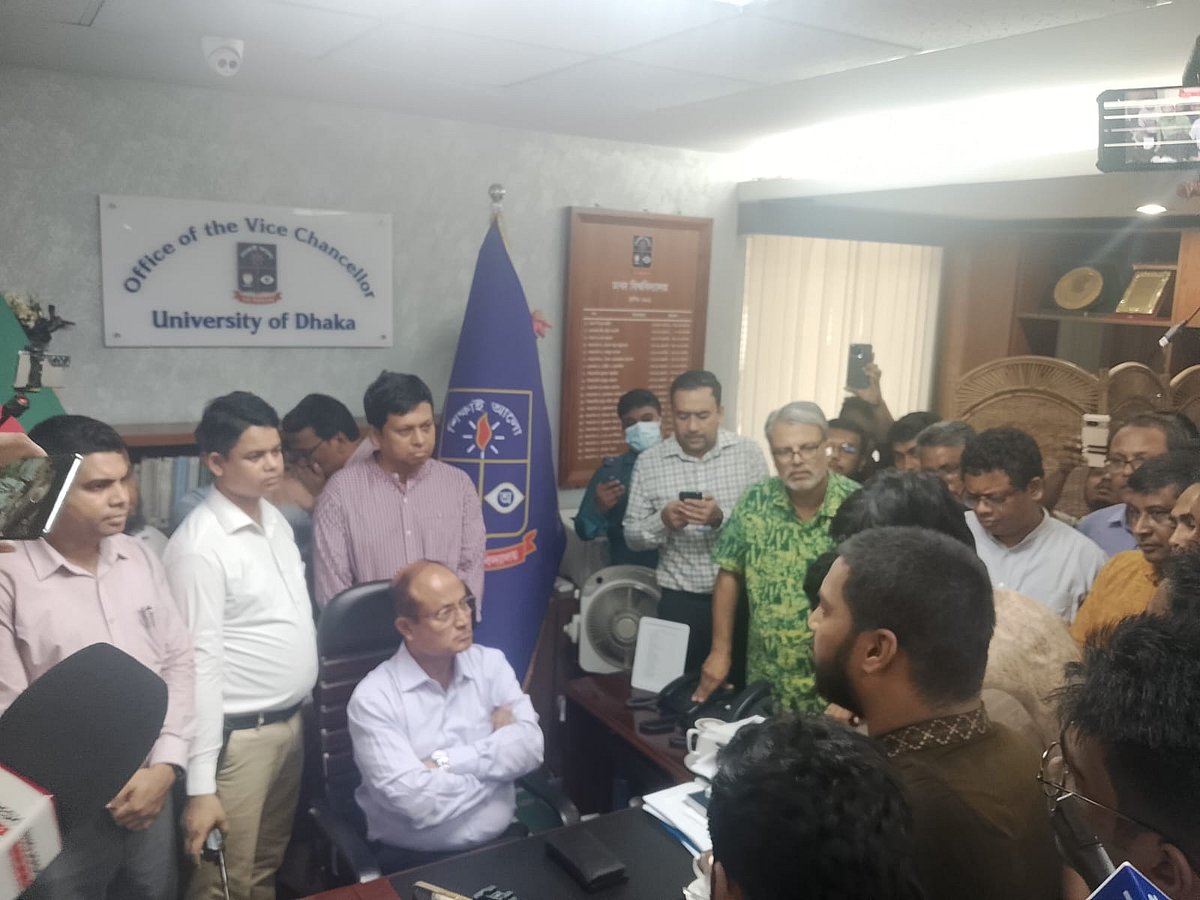 আবাসনসংকট নিরসনে ডাকসুর প্রশাসনিক ভবন ঘেরাও, শিক্ষার্থীদের গণস্বাক্ষর কর্মসূচি