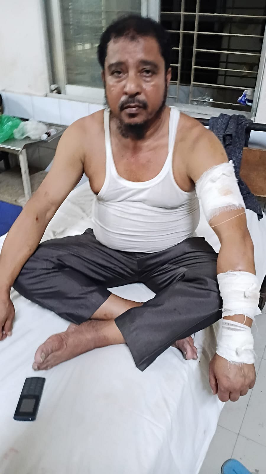 ফরিদপুরে চাঁদা না পেয়ে কৃষক দল নেতাকে কুপিয়ে জখম, হোটেল ভাঙচুর