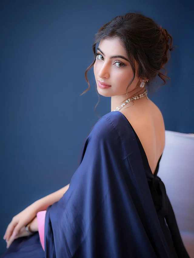 সারা পরেছেন ব্যাকলেস ব্লাউজের সঙ্গে নীল মনোক্রোম শাড়ি