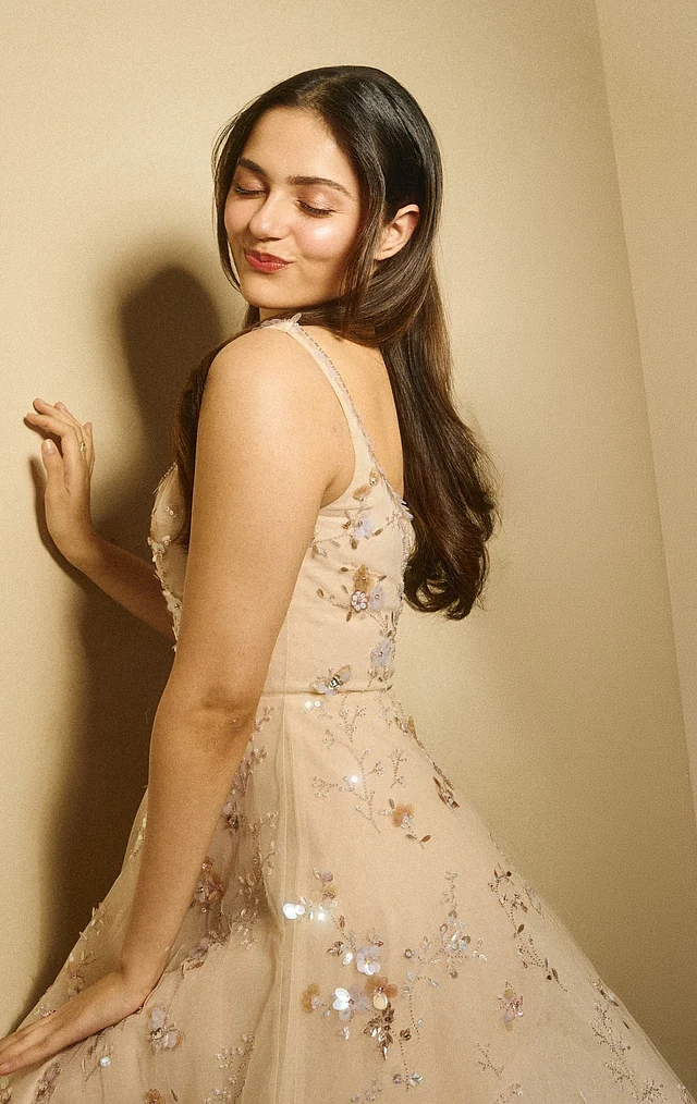 সিকুইনের কাজ করা বেইজ স্লিভলেস ড্রেসে অনীত