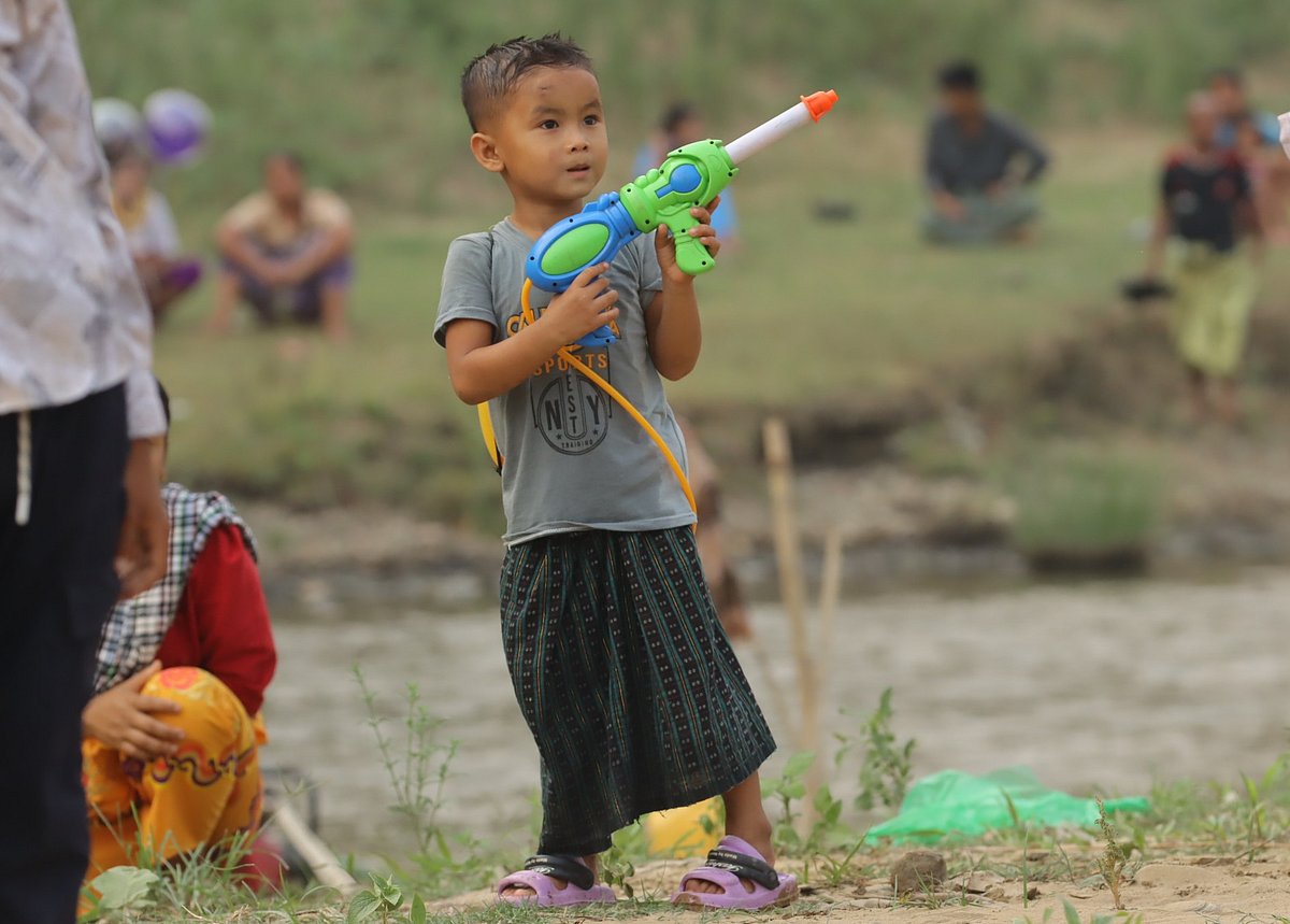 ওয়াটার গান জলকেলির আধুনিক এক উপকরণ। সেই গান হাতে এক শিশু। পলিকাপাড়া, রুমা