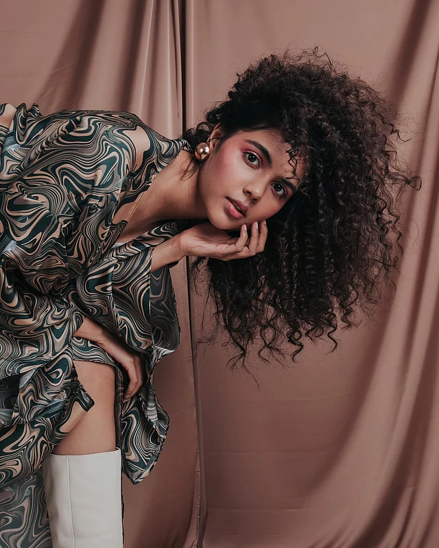 স্পাইরাল প্রিন্টের ড্রেস আর সাদা বুটসে কোঁকড়া চুল গ্লন্ট করছেন কল্যাণী