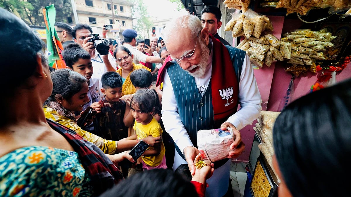 রাস্তার পাশে ১০ রুপিতে ঝালমুড়ি কিনে খেলেন নরেন্দ্র মোদি