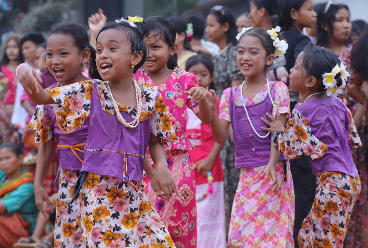 বান্দরবানের গ্রামে গ্রামে রয়ে গেছে সাংগ্রাইংয়ের রেশ
