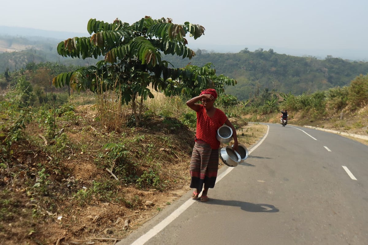 দুর্গম পাহাড়ে লড়াকু জীবন