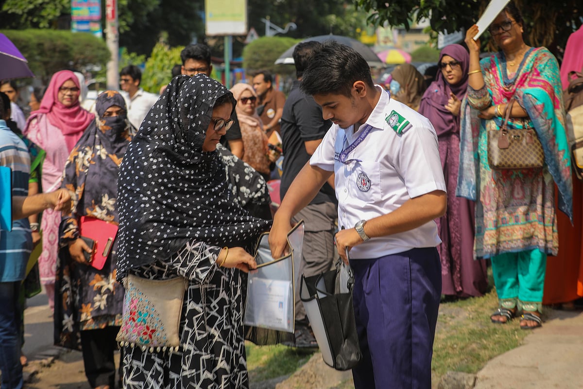 এসএসসি ও সমমান পরীক্ষায় প্রথম দিনে অনুপস্থিত ২৫,৪০৮ পরীক্ষার্থী, বহিষ্কৃত ৬